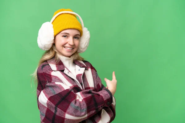Junge Engländerin Trägt Wintermütze Über Isoliertem Hintergrund Und Zeigt Zurück — Stockfoto
