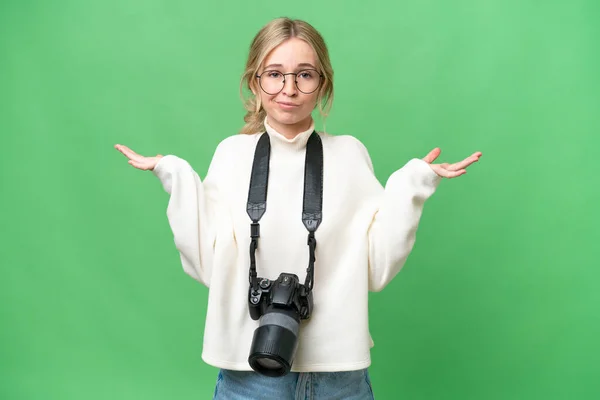 若い写真家英語女性上の孤立した背景に疑問を持ちながら手を上げる — ストック写真