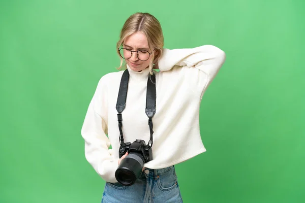 Genç Fotoğrafçı Ngiliz Kadın Boynu Ağrıyan Izole Bir Arka Plan — Stok fotoğraf