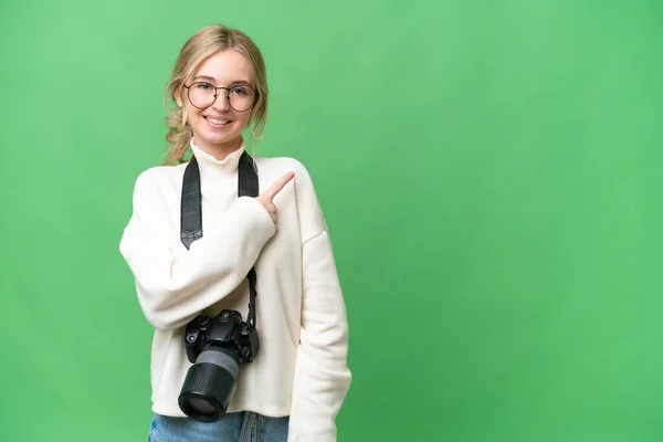 Jeune Photographe Anglaise Sur Fond Isolé Pointant Vers Côté Pour — Photo