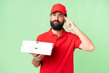 Pizza teslimatçısı üniformalı adam izole edilmiş krom anahtar geçmişi olan pizza kutularını topluyor. Şüpheleri var ve düşünüyor.