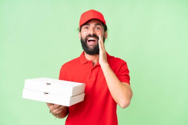 Pizza teslimatçısı üniformalı adam izole edilmiş krom anahtar arka planda pizza kutularını topluyor ve ağzı açık bağırıyor.