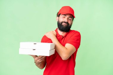 İş üniformalı bir pizzacı, izole edilmiş krom anahtar geçmişi olan pizza kutularını topluyor.