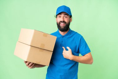 Teslimat beyaz adam izole edilmiş krom anahtar arka plan ve sürpriz yüz ifadesi ile