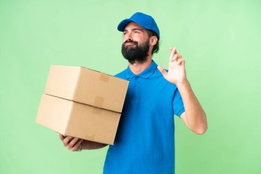 Teslimat beyaz adam izole krom anahtar arka planda parmaklar çapraz ve en iyi dileklerle