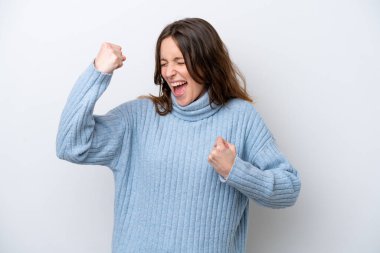 Beyaz arka planda izole edilmiş beyaz bir kadın zaferi kutluyor.