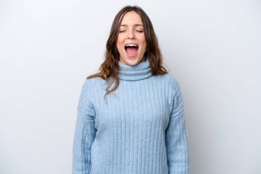 Beyaz arka planda izole edilmiş beyaz bir kadın ağzı açık bağırıyor.