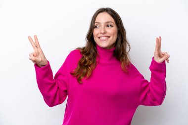 Beyaz arka planda izole edilmiş beyaz bir kadın zafer işareti gösteriyor.