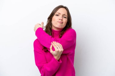 Beyaz arka planda izole edilmiş beyaz tenli genç bir kadın. Dirsek ağrısı var.