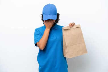 Genç, güzel, beyaz bir kadın izole edilmiş arka planda bir paket yiyecek alıyor.  