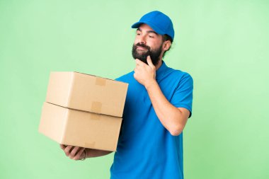 Teslimat beyaz adam izole krom anahtar arka planda yan bakıyor ve gülümsüyor