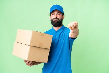 Teslimat beyaz adam izole krom anahtar arka planı negatif ifade ile başparmak aşağı gösteren