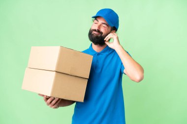 Teslimat beyaz adam izole krom anahtar arka plan hayal kırıklığına uğramış ve kulaklar kapalı