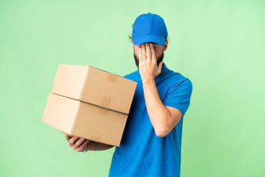 Kargo: Kafkas adam izole edilmiş krom anahtar arka plan Yorgun ve hasta bir yüz ifadesi ile