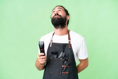 Tecrit edilmiş krom anahtar geçmişi olan genç bir berber.