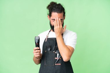 İzole edilmiş krom anahtar geçmişi olan, yorgun ve hasta bir ifadeyle genç bir berber.