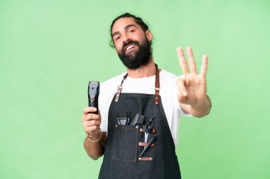 Genç berber izole edilmiş krom anahtar geçmişi olan mutlu ve parmakları olan üçe kadar sayıyor.