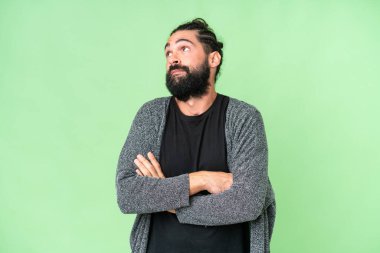 Sakallı genç adam izole edilmiş krom anahtar geçmişi var. Omuzlarını kaldırırken şüpheli hareketler yapıyor.