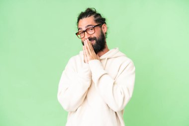 İzole edilmiş krom arka planda sakallı genç adam avuç içlerini bir arada tutuyor. İnsan bir şey ister.