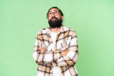 Sakallı genç adam izole edilmiş krom anahtar geçmişi var. Omuzlarını kaldırırken şüpheli hareketler yapıyor.