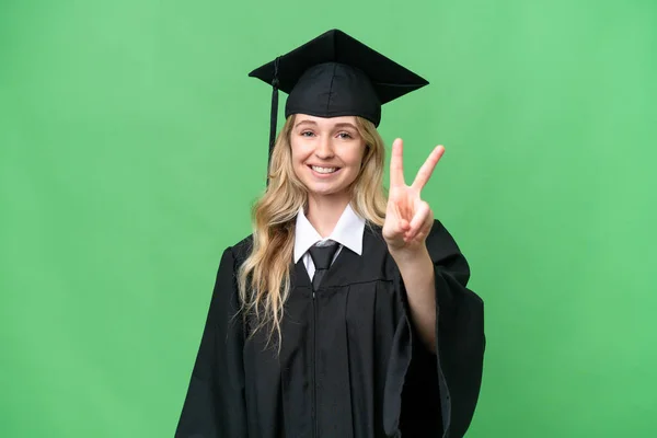 Fiatal Egyetemi Angol Diplomás Elszigetelt Háttér Mosolyog Mutatja Győzelem Jele — Stock Fotó