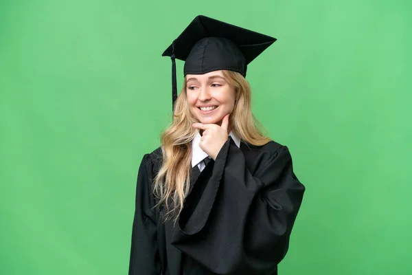 Joven Universitaria Inglesa Graduada Sobre Fondo Aislado Mirando Lado — Foto de Stock