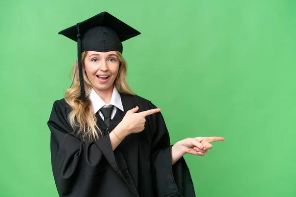 Joven Universidad Inglés Graduado Mujer Sobre Aislado Fondo Sorprendido Apuntando — Foto de Stock