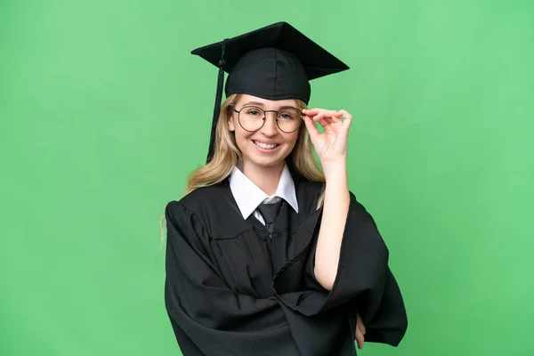 Νεαρή Απόφοιτος Πανεπιστημίου Αγγλίδα Γυναίκα Πάνω Από Απομονωμένη Φόντο Γυαλιά — Φωτογραφία Αρχείου