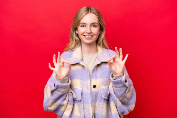 Молода Англійська Жінка Ізольована Червоному Фоні Показує Знак Двома Руками — стокове фото