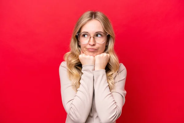 Ung Engelsk Kvinna Isolerad Röd Bakgrund Med Glasögon Och Trött — Stockfoto