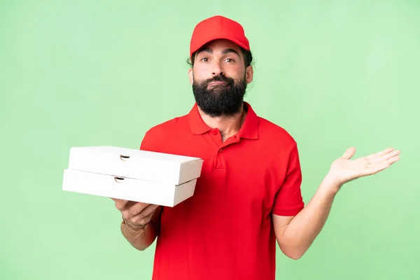 Pizzalieferant Arbeitsuniform Nimmt Pizzakartons Über Isoliertem Chroma Schlüsselhintergrund Entgegen Und — Stockfoto