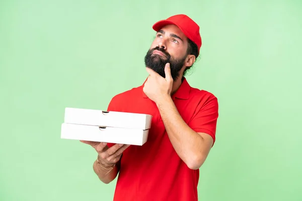 Pizza Dodávka Muž Pracovní Uniformou Vyzvednutí Pizza Boxy Nad Izolované — Stock fotografie