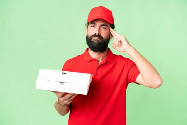 Pizzalieferant Arbeitsuniform Nimmt Pizzakartons Über Isoliertem Chroma Schlüsselhintergrund Entgegen Hat — Stockfoto