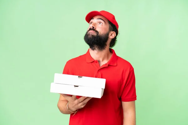 Pizza Dodávka Muž Pracovní Uniformou Vyzvednutí Pizza Boxy Přes Izolované — Stock fotografie