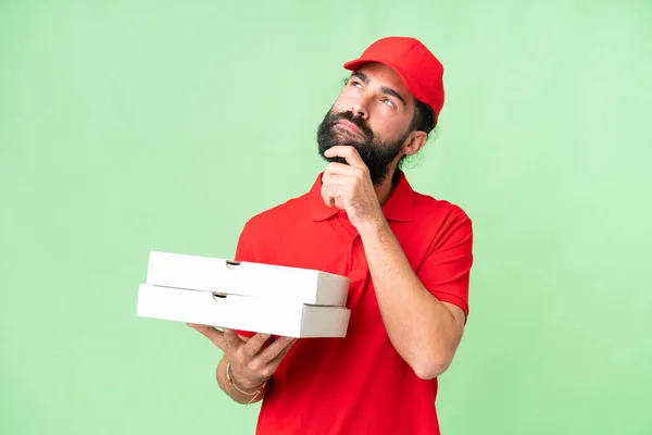 Dostawca Pizzy Mundurem Roboczym Podnoszący Pudełka Pizzy Izolowanym Tle Klucza — Zdjęcie stockowe