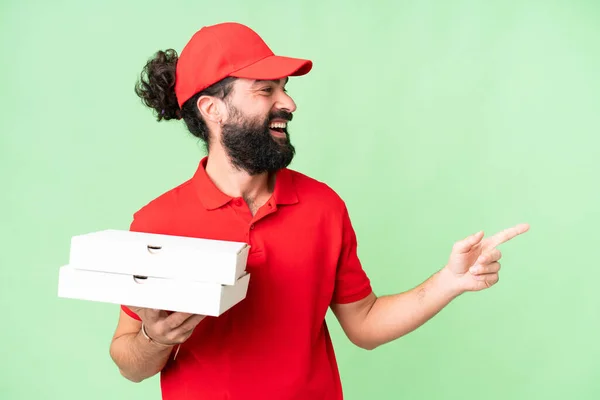 Pizzabote Arbeitsuniform Hebt Pizzakartons Über Isoliertem Chroma Schlüsselhintergrund Auf Und — Stockfoto
