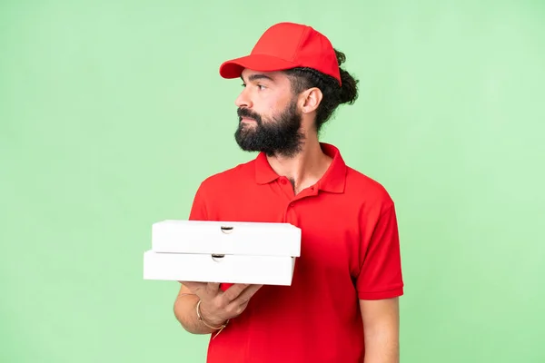 Pizzabote Arbeitsuniform Nimmt Pizzakartons Über Isoliertem Chroma Schlüsselhintergrund Zur Seite — Stockfoto