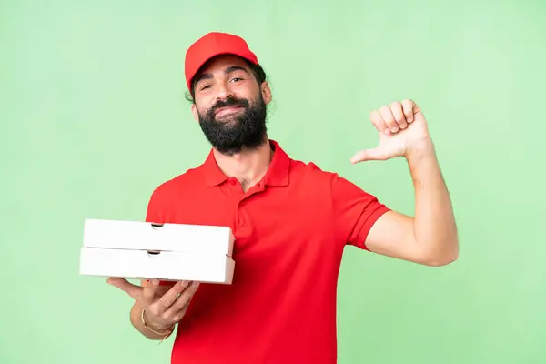 Dostawca Pizzy Mundurem Roboczym Podnosząc Pudełka Pizzy Izolowanym Tle Klucza — Zdjęcie stockowe