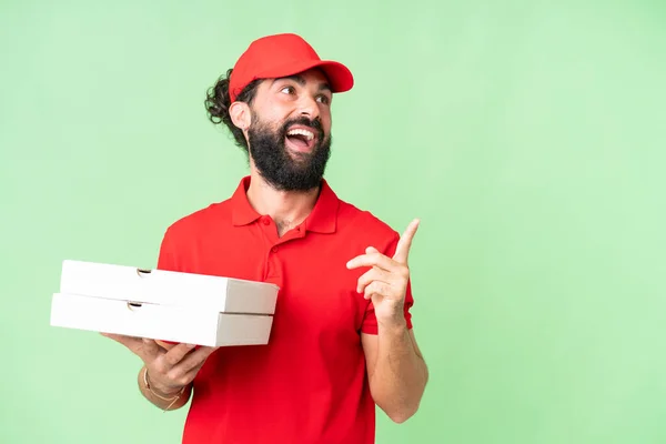 Pizzalieferant Arbeitsuniform Nimmt Pizzakartons Über Isoliertem Chroma Schlüsselhintergrund Entgegen Die — Stockfoto