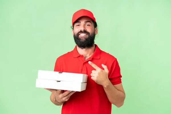 Pizzabote Arbeitsuniform Nimmt Pizzakartons Über Isoliertem Chroma Schlüsselhintergrund Entgegen Der — Stockfoto