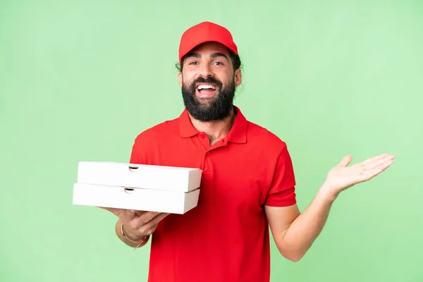 Pizza Bezorger Met Werk Uniform Pick Pizza Dozen Geïsoleerde Chroma — Stockfoto