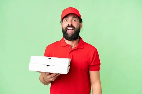 Pizzabote Arbeitsuniform Nimmt Pizzakartons Über Isoliertem Chroma Schlüsselhintergrund Mit Überraschendem — Stockfoto