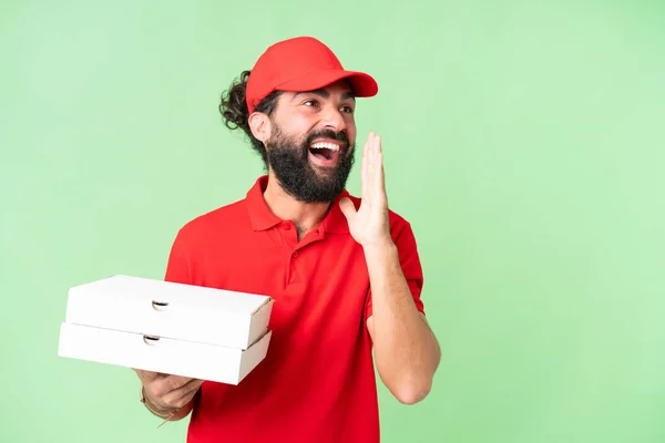 Pizza Dodávka Muž Pracovní Uniformou Vyzvednutí Pizza Boxy Přes Izolované — Stock fotografie
