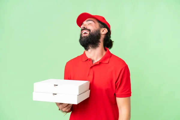 Pizzabote Arbeitsuniform Nimmt Pizzakartons Über Isoliertem Chroma Schlüsselhintergrund Lachend Entgegen — Stockfoto