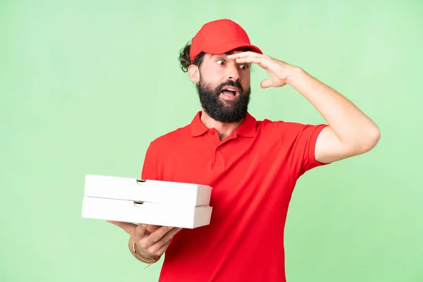 Pizzabote Arbeitsuniform Nimmt Pizzakartons Über Isoliertem Chroma Schlüsselhintergrund Auf Und — Stockfoto