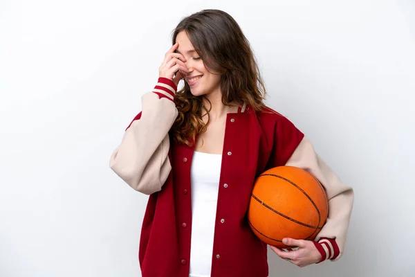 Молода Біла Жінка Грає Баскетбол Ізольовано Білому Тлі Сміється — стокове фото