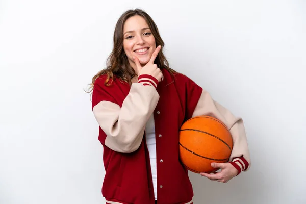 Mladý Kavkazský Žena Hrát Basketbal Izolované Bílém Pozadí Šťastný Usmívající — Stock fotografie