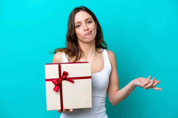 Jonge Blanke Vrouw Met Een Geschenk Geïsoleerd Blauwe Achtergrond Het — Stockfoto