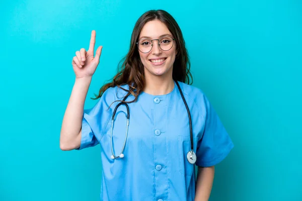 Junge Chirurg Ärztin Isoliert Auf Blauem Hintergrund Zeigt Eine Großartige — Stockfoto