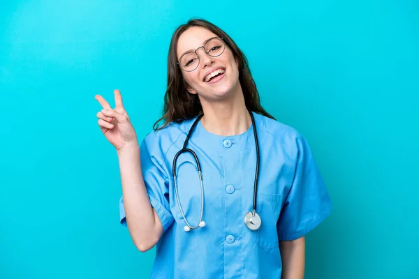 Junge Chirurgen Ärztin Isoliert Auf Blauem Hintergrund Lächelnd Und Mit — Stockfoto